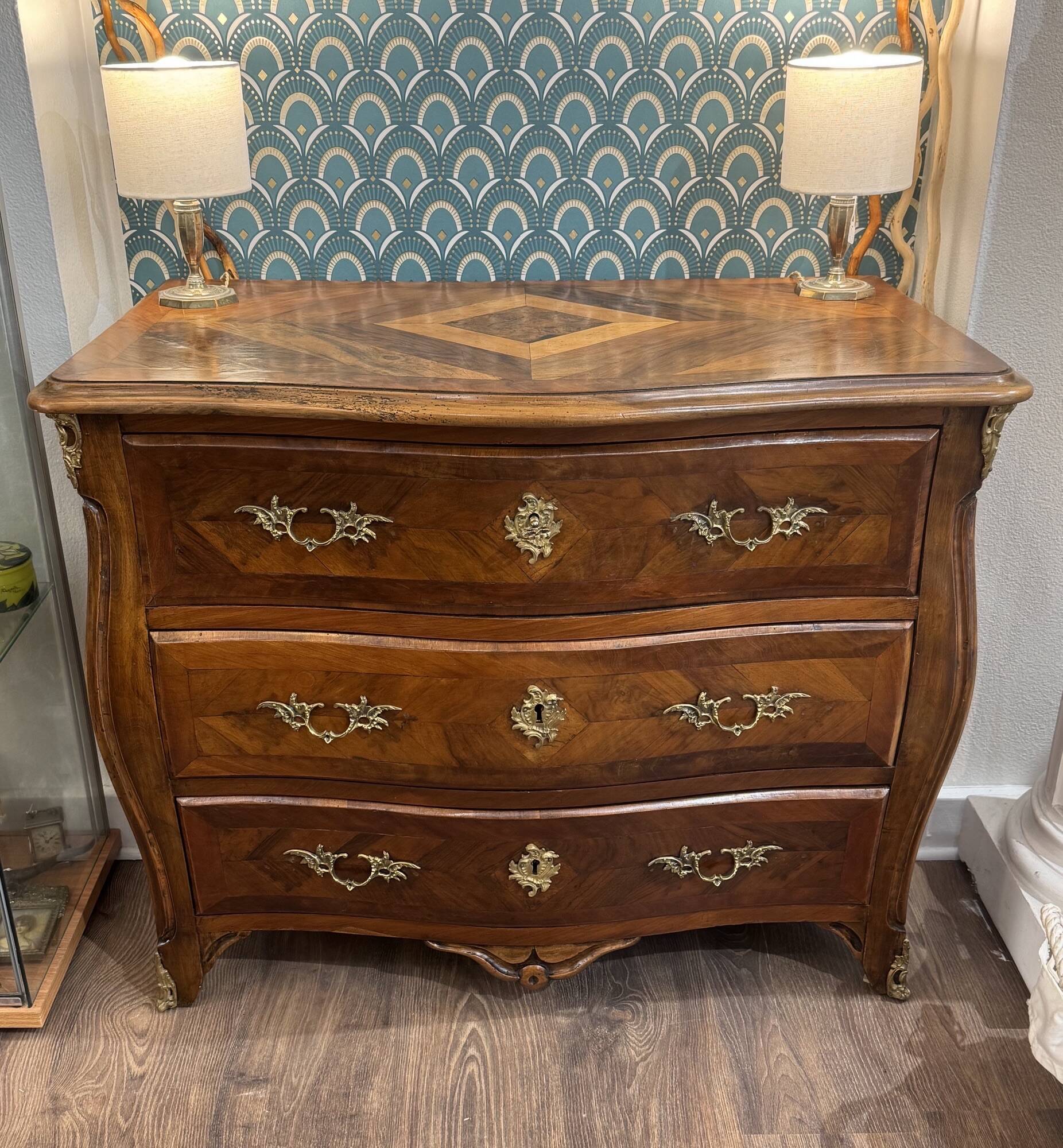 Ancienne et petite commode galbée dans le gout de Hache epoque XIX eme
