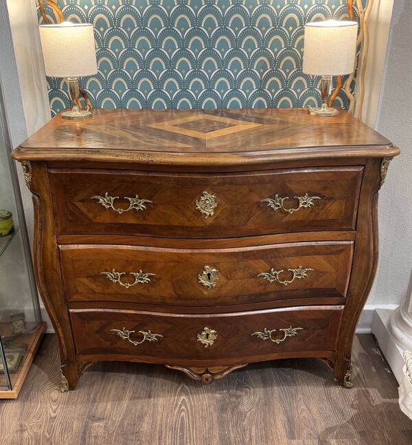 Ancienne et petite commode galbée dans le gout de Hache epoque XIX eme