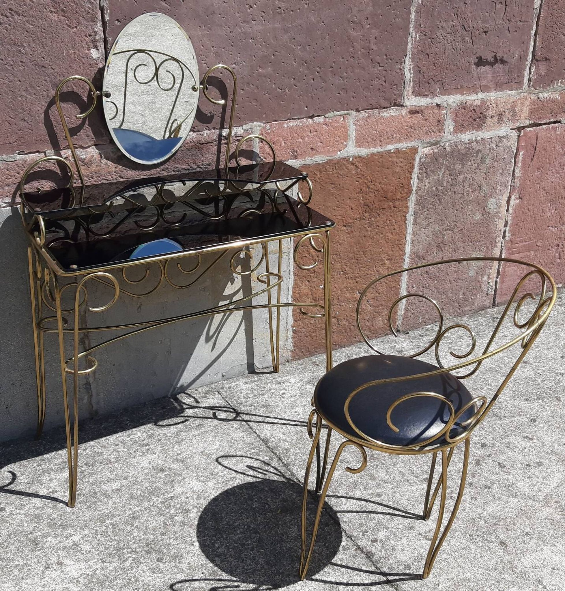Coiffeuse et chaise en métal doré et opaline.