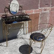 Coiffeuse et chaise en métal doré et opaline.