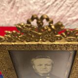 Ancien photo portrait d'homme avec cadre en laiton