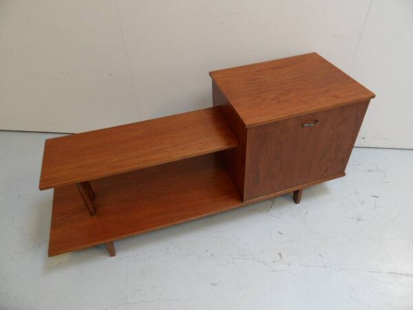 Buffet des années 50 avec étagère ouverte