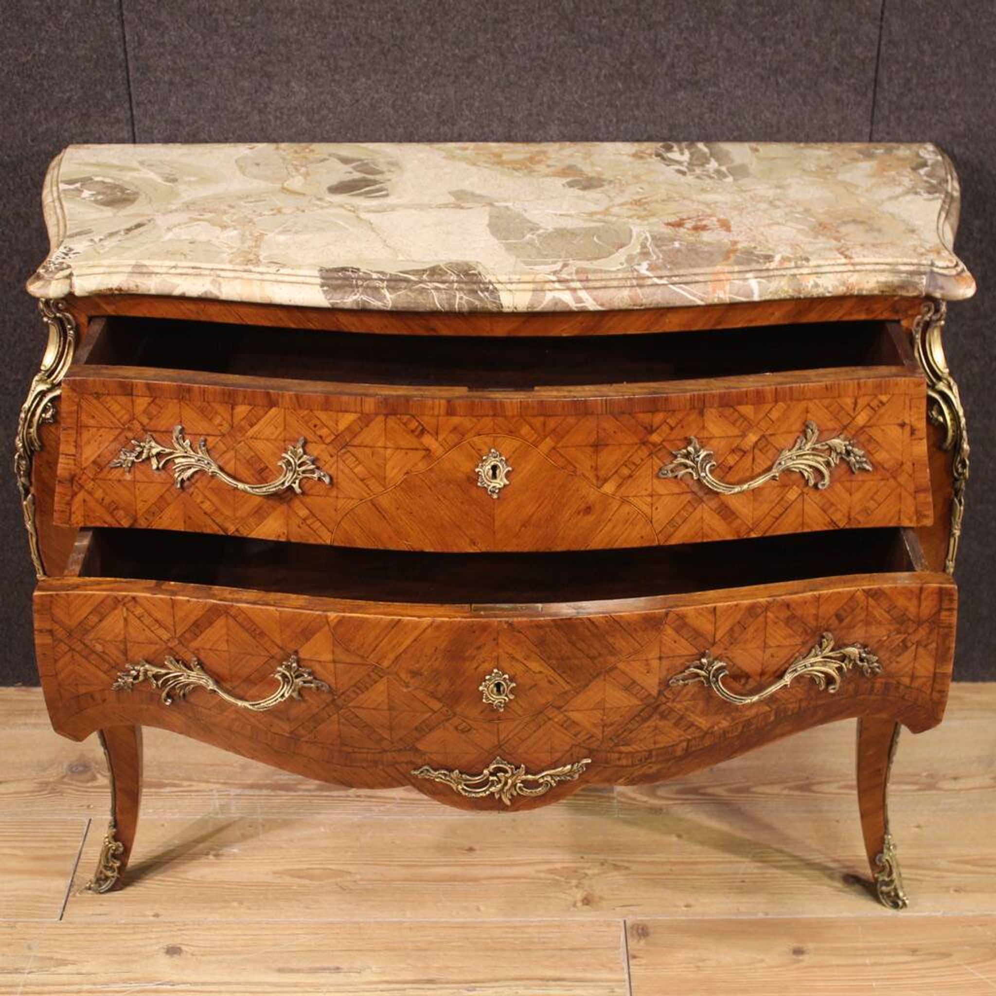 Commode française marquetée de style Louis XV du XXe siècle