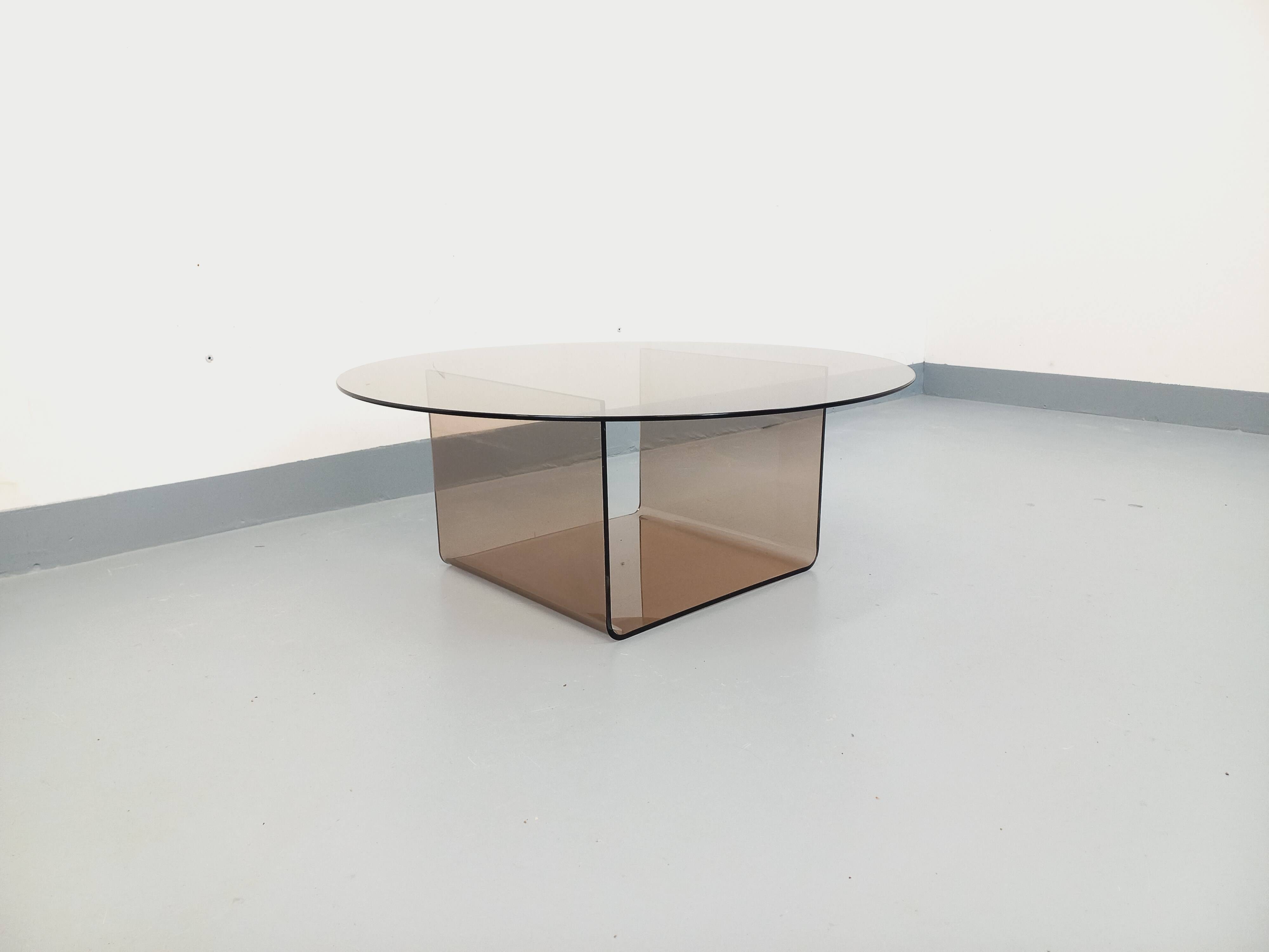 Vintage round coffee table in glass and plexiglass, Space Age style from the 70s.