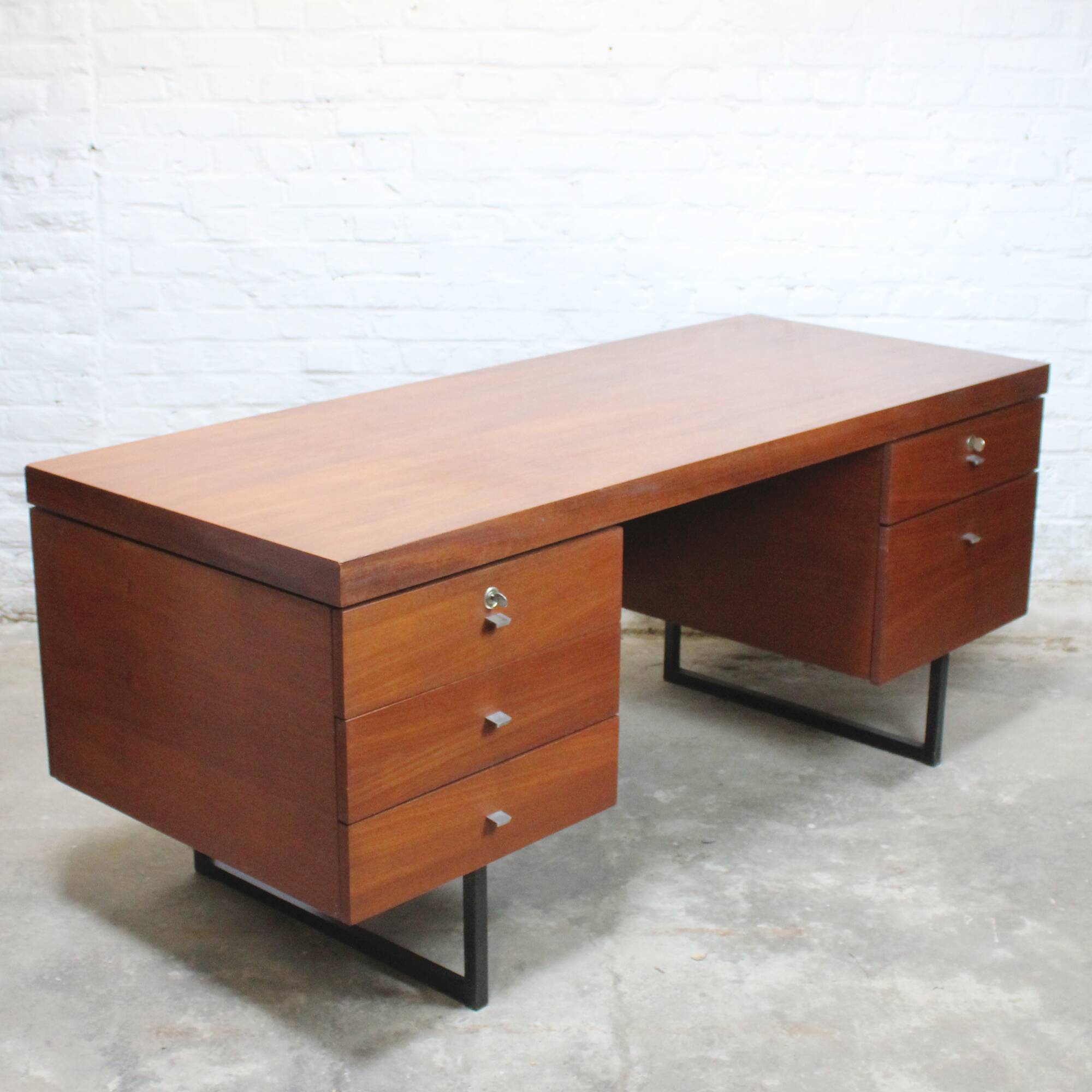 Bureau "Ministre" par Pierre Guariche pour Meurop 1961