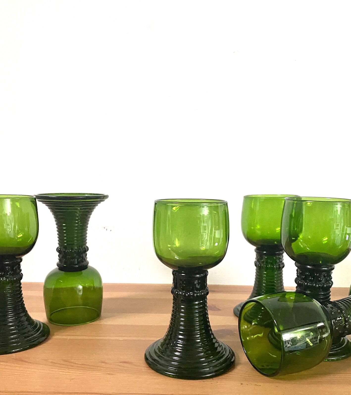 Service of 6 roemer glasses in green crystal