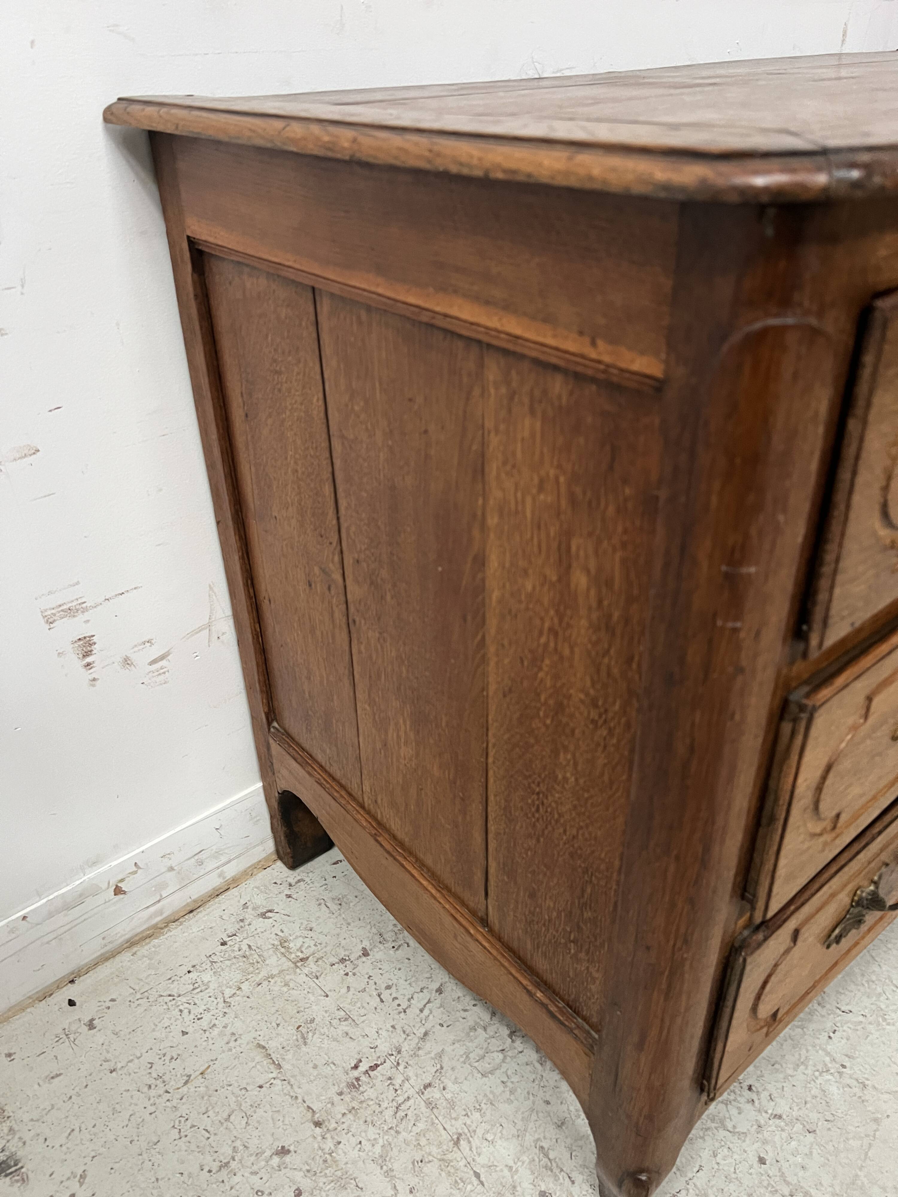 Commode Louis XV en chêne massif du XVIII siècle