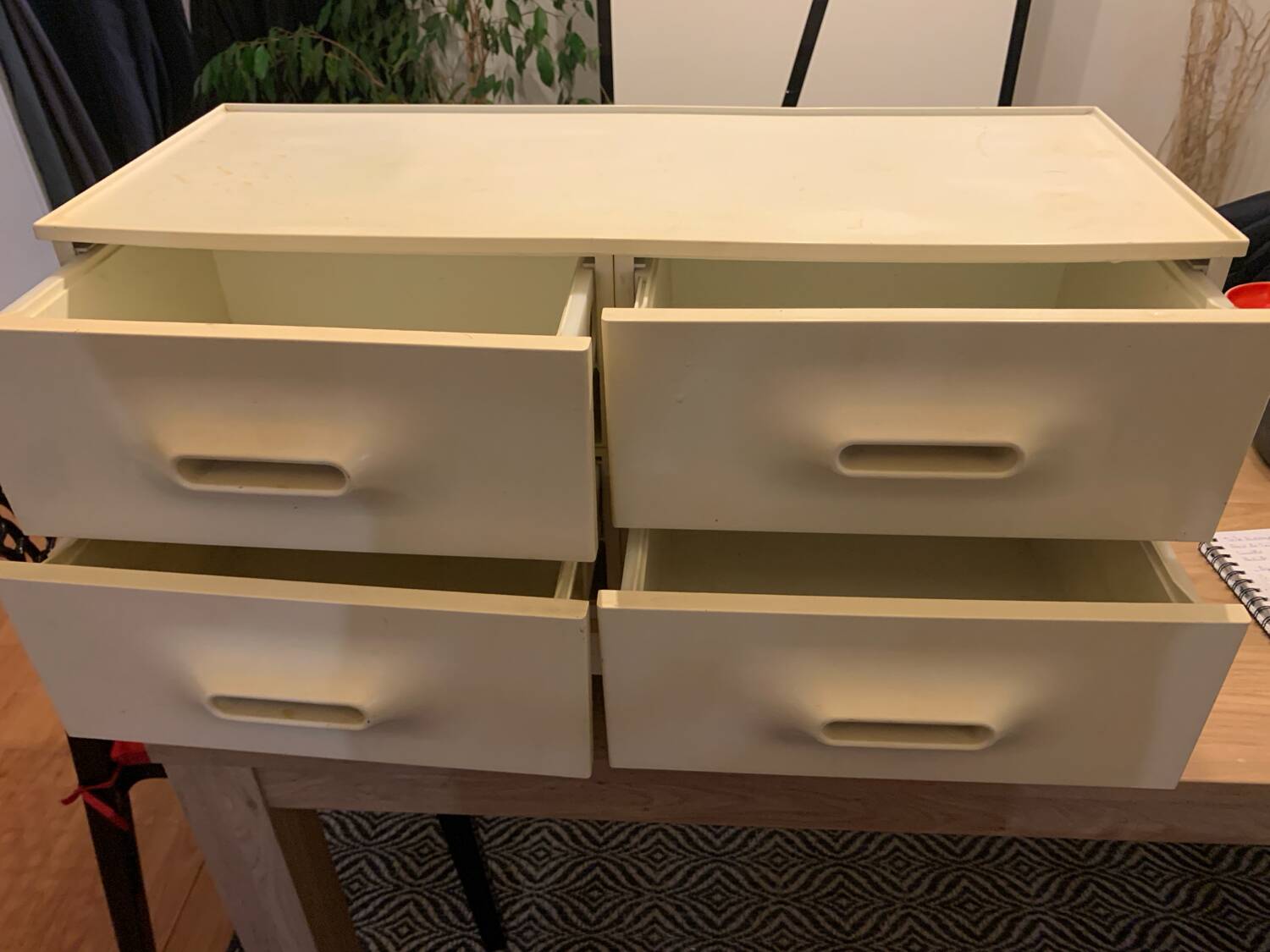 Plastic chest of drawers