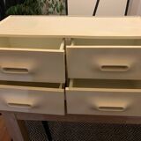 Plastic chest of drawers