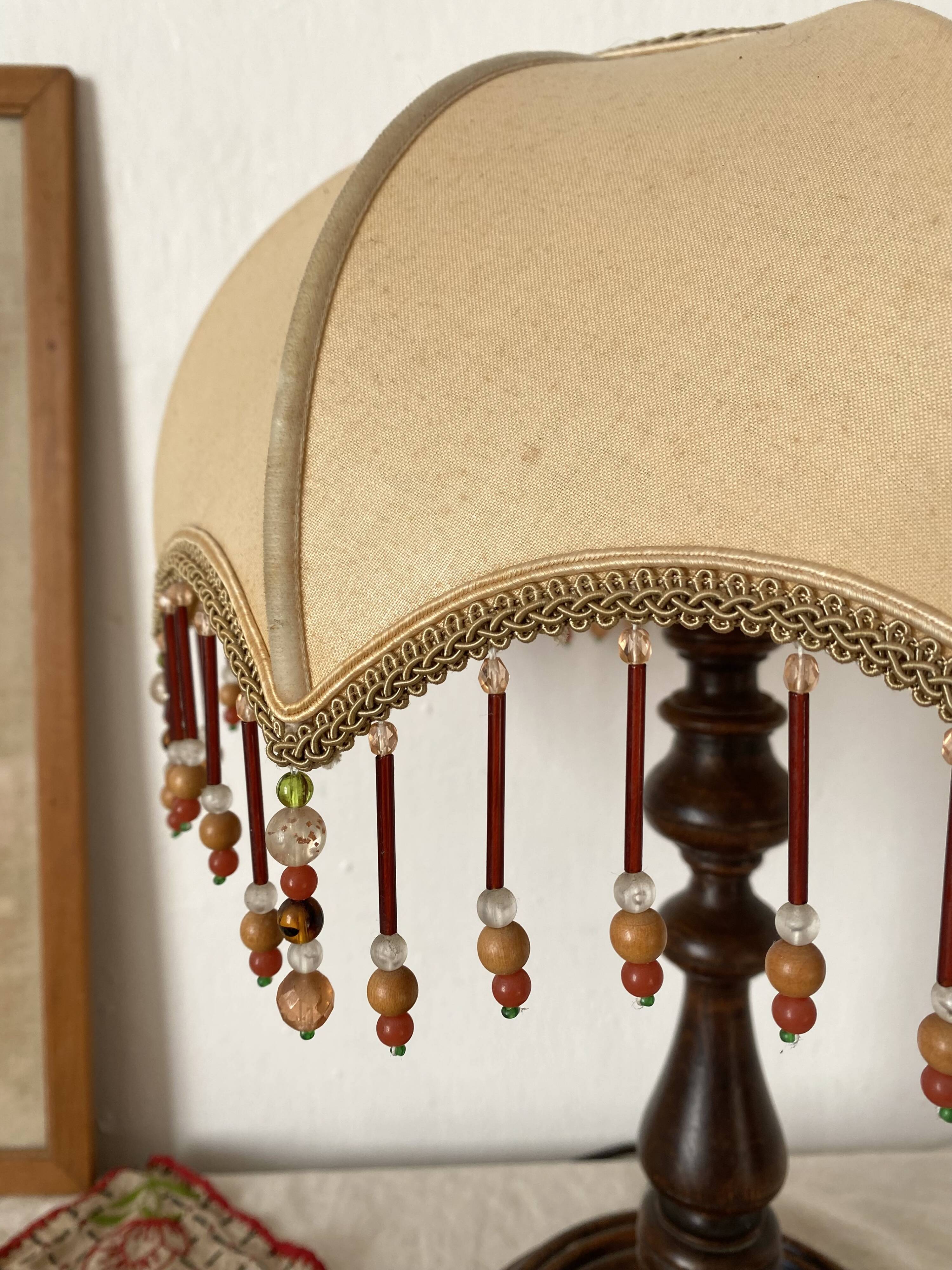 Lampe rétro bois tourné et perles 41 cm