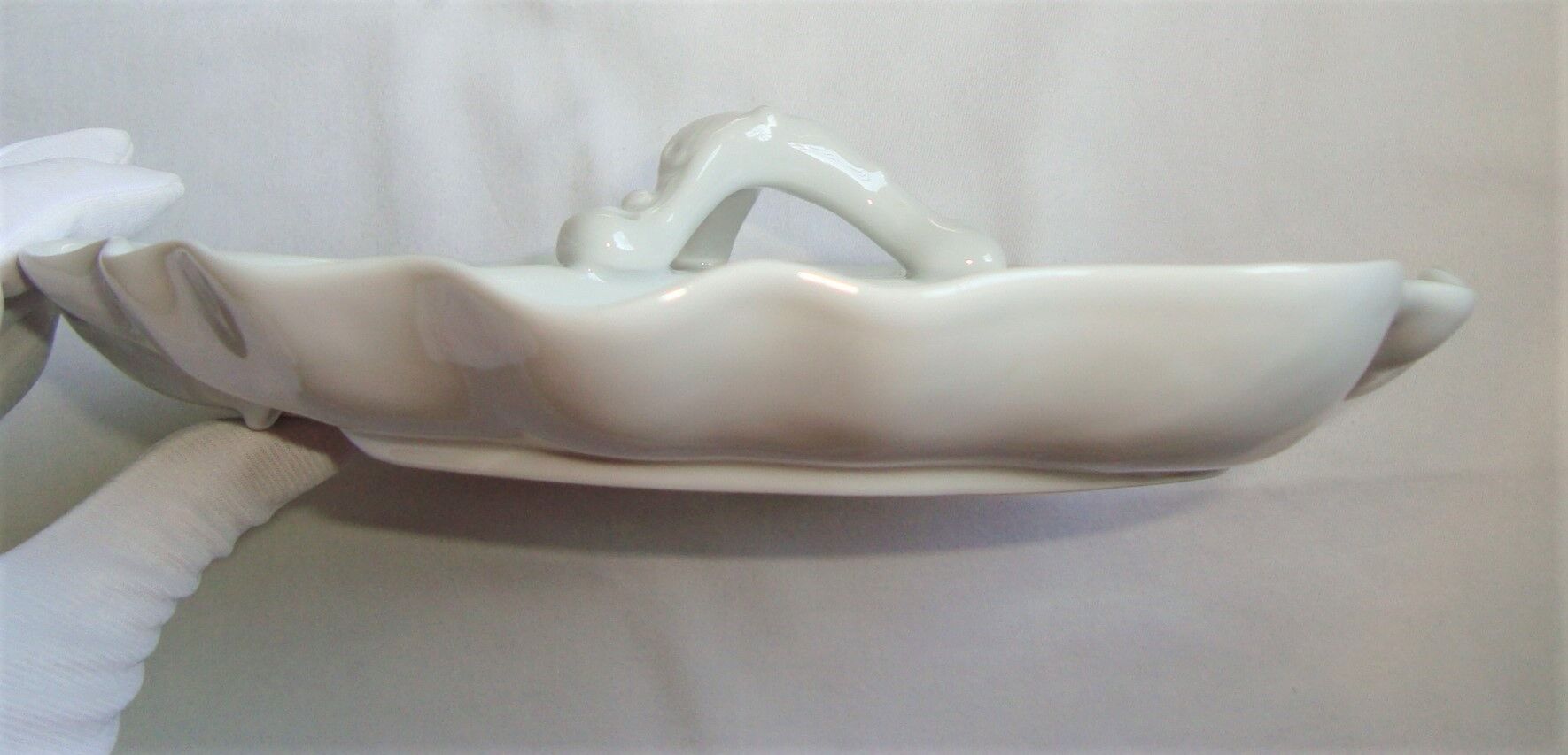 Flat compartmentalized philippe deshoulières porcelain white patterns in relief