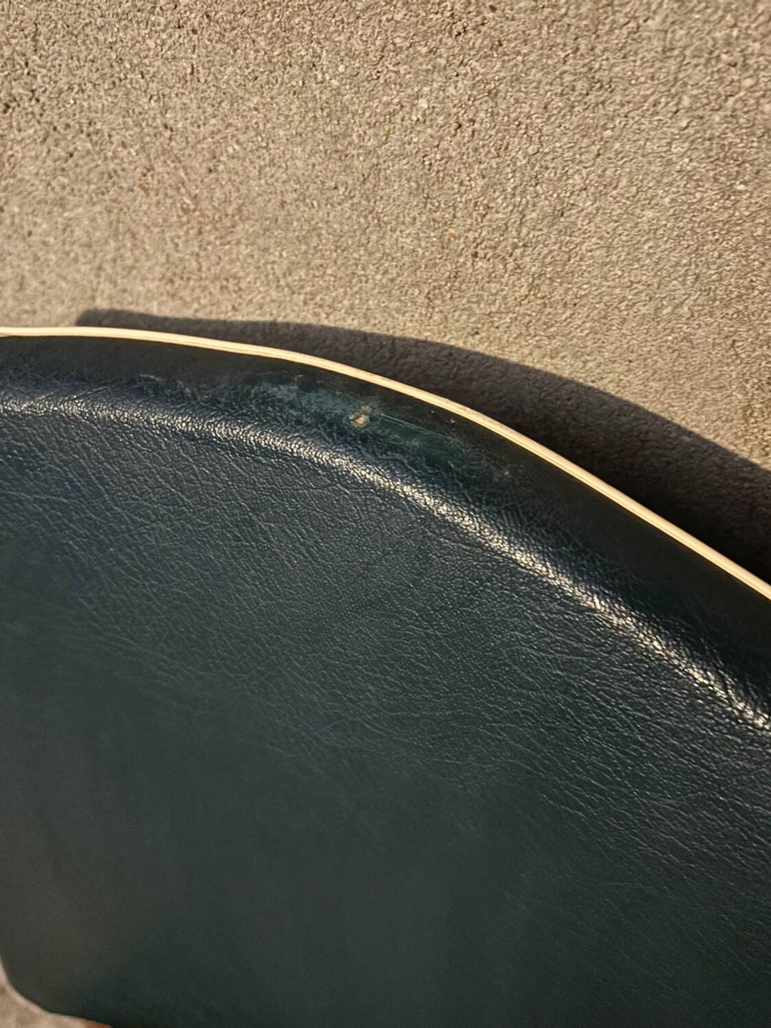 Paire de chaises en Skaï vert - années 50