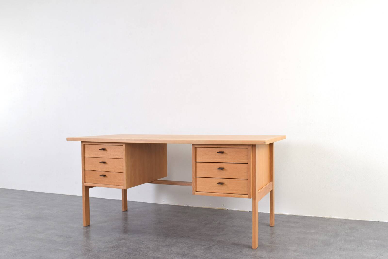 Mid-Century Oak Desk by Svend Åge Madsen for Sigurd Hansen, 1960s.