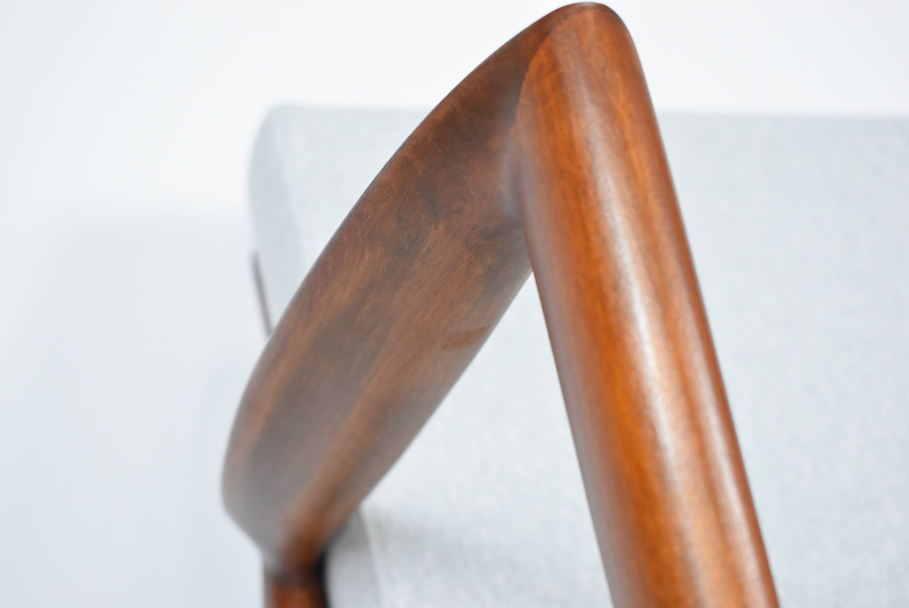 Fauteuil original restauré, tissu gris clair, années 1960, usine de meubles Swarzedzka