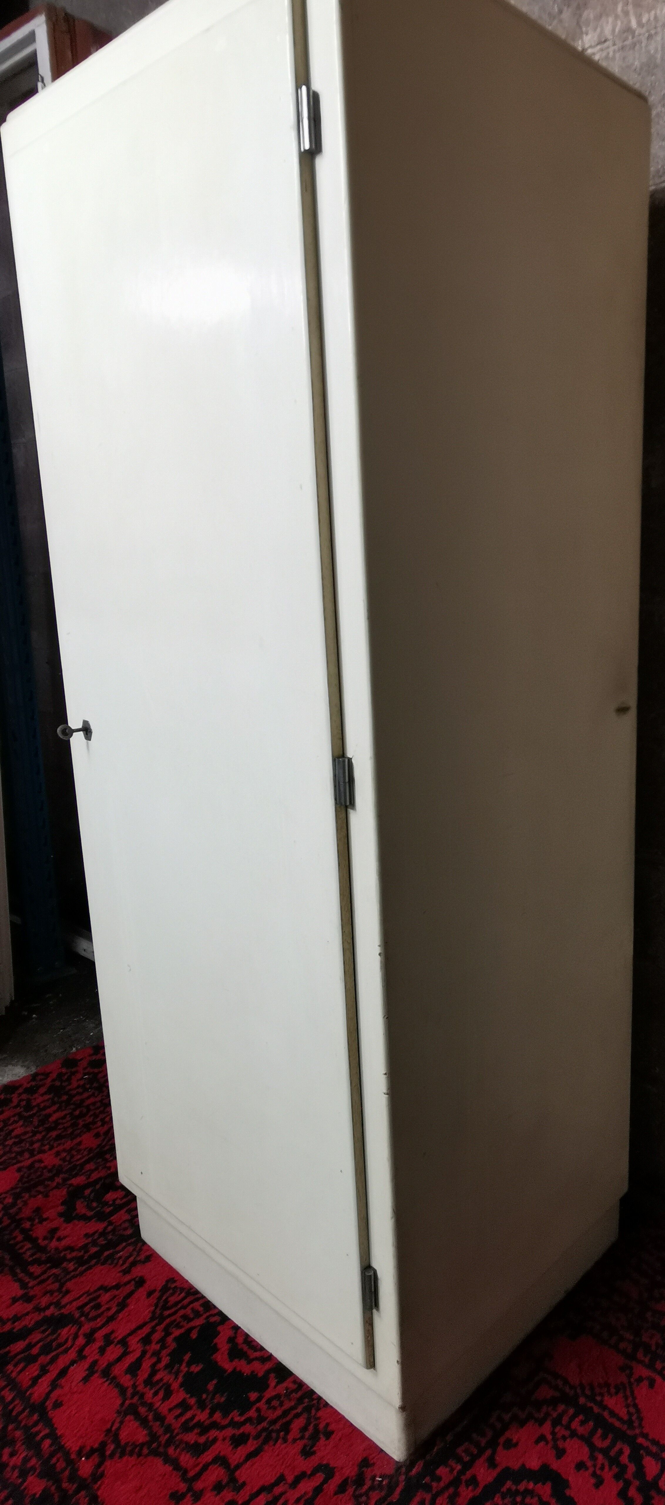 Wardrobe a vintage off-white door