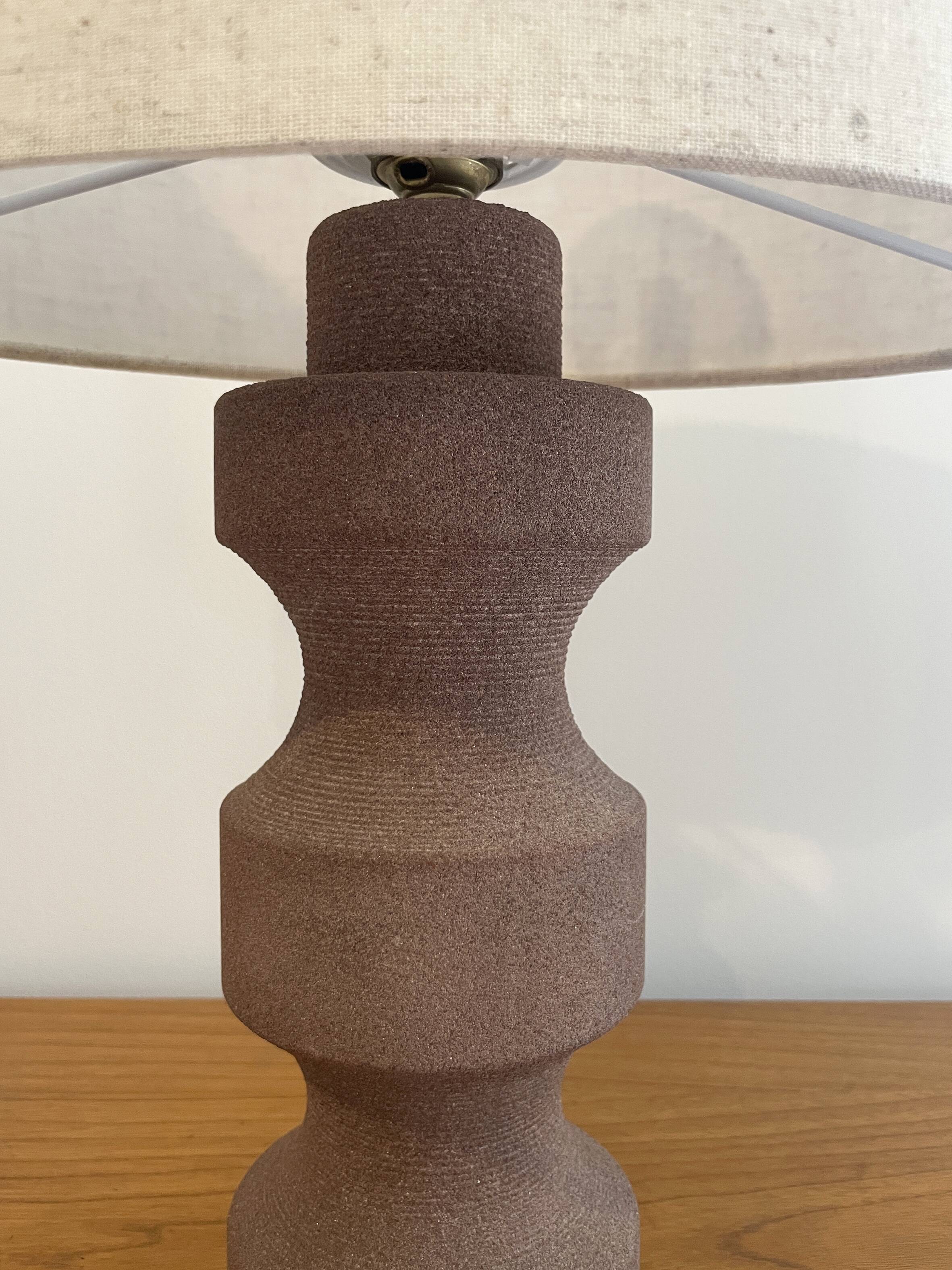 Lampe de table vintage en pierre sculptée grès