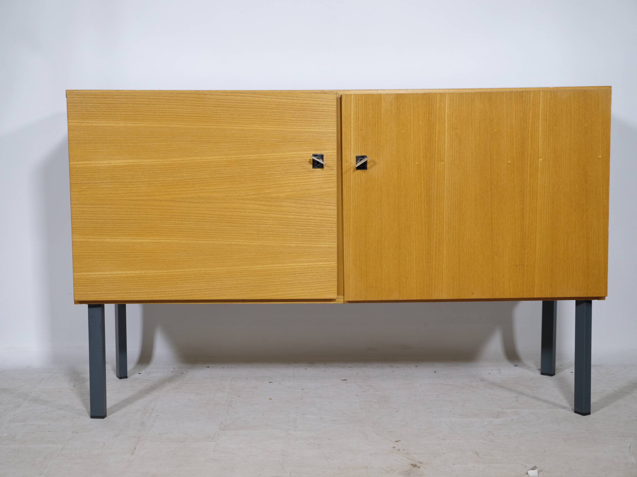 Buffet vintage design des années 50 avec pieds en métal, années 1960.