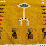 Tapis kilim jaune moutarde à motifs berbères multicolores