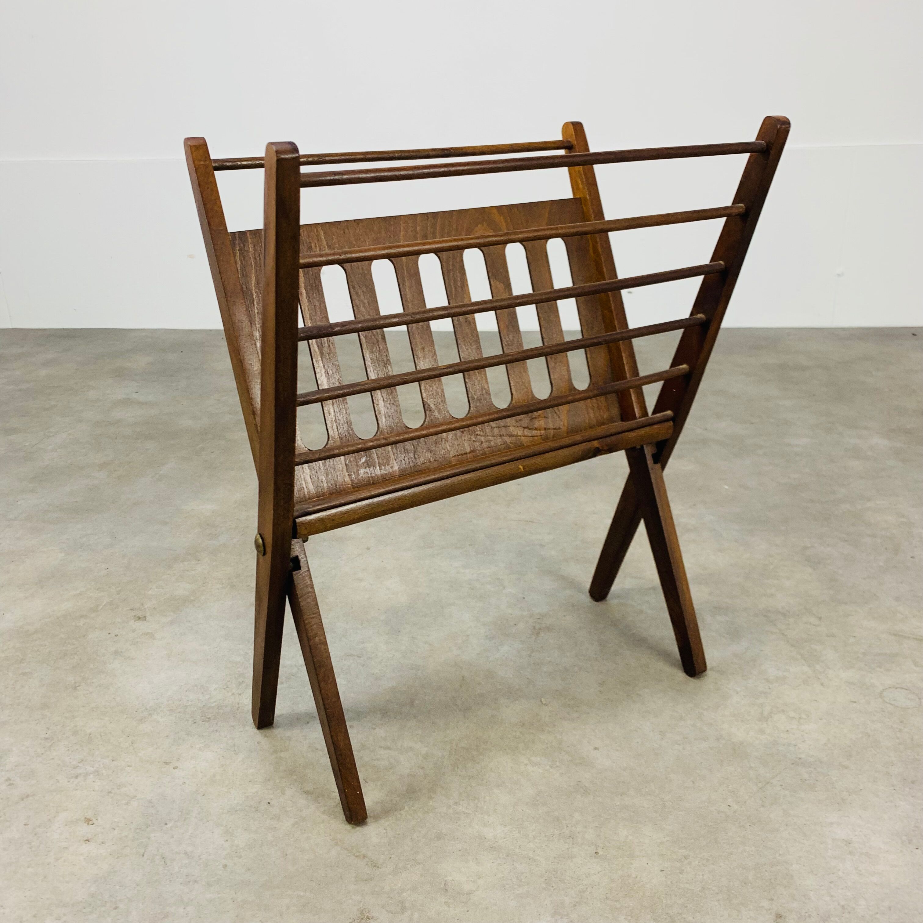 Porte revue scandinave pliant bois années 60
