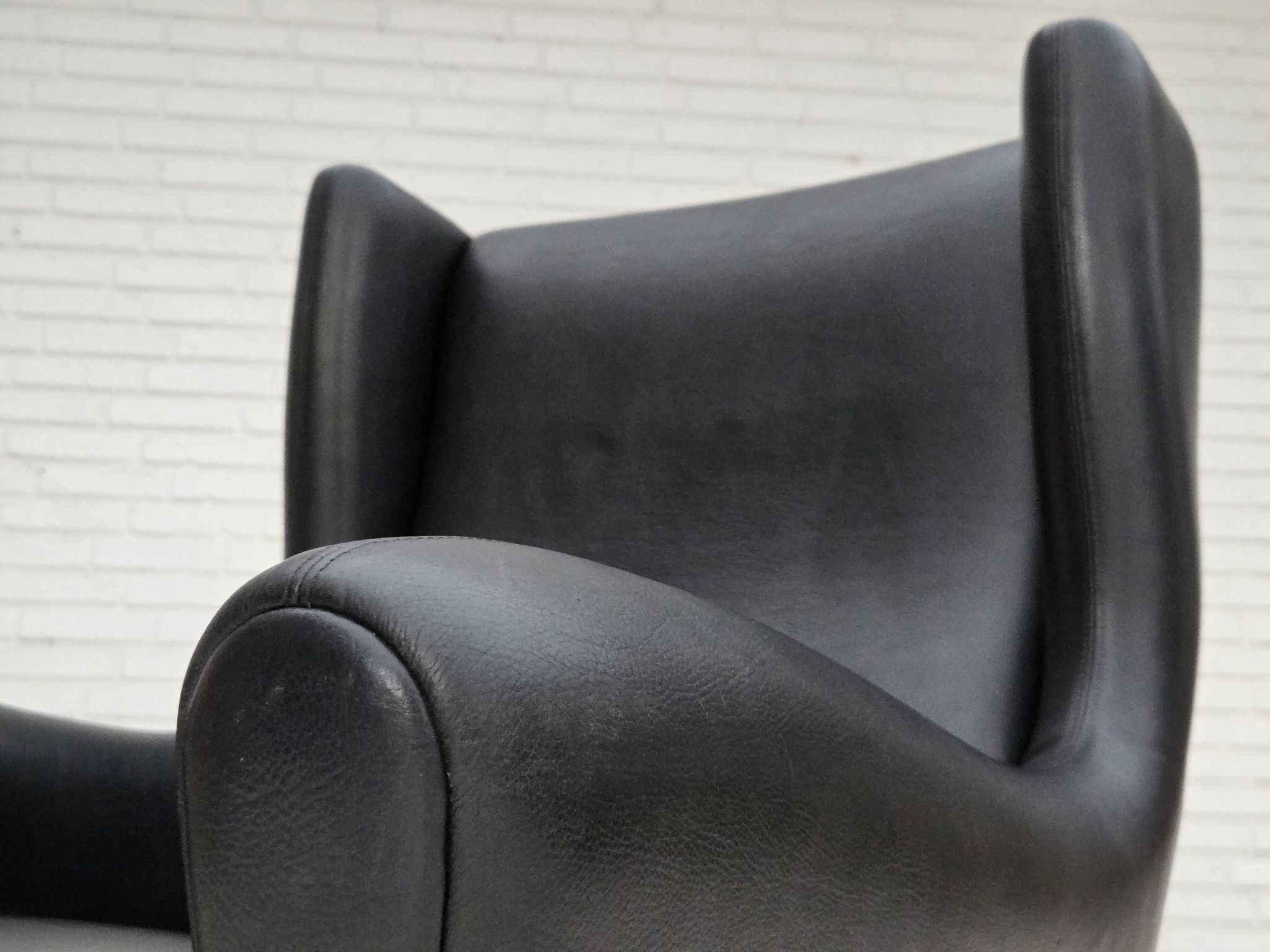 Années 1960, design danois par Illum Wikkelsø, fauteuil, modèle 110, cuir, teck.