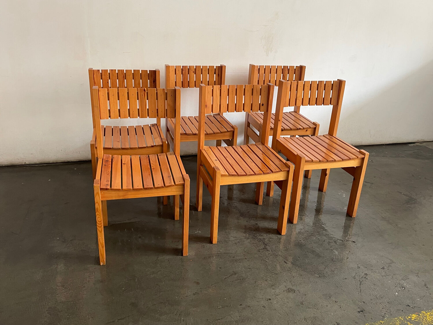 Set de 6 chaises rationalistes en pin massif, Espagne, années 1970.