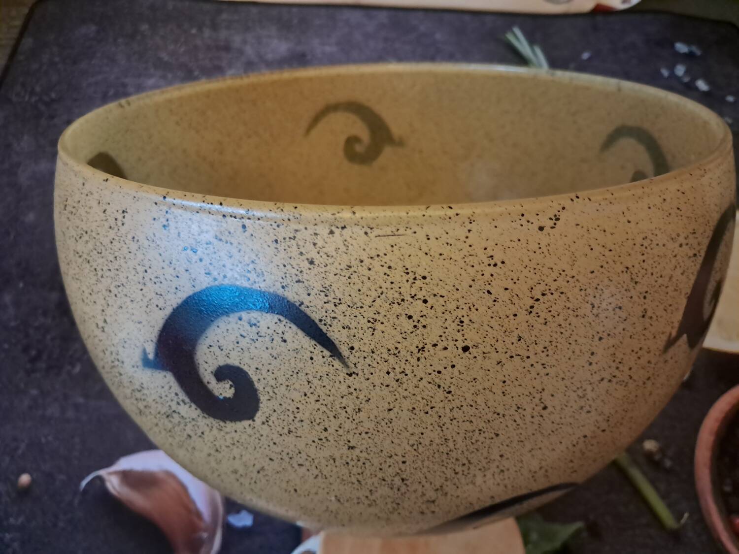 Glass paste salad bowl