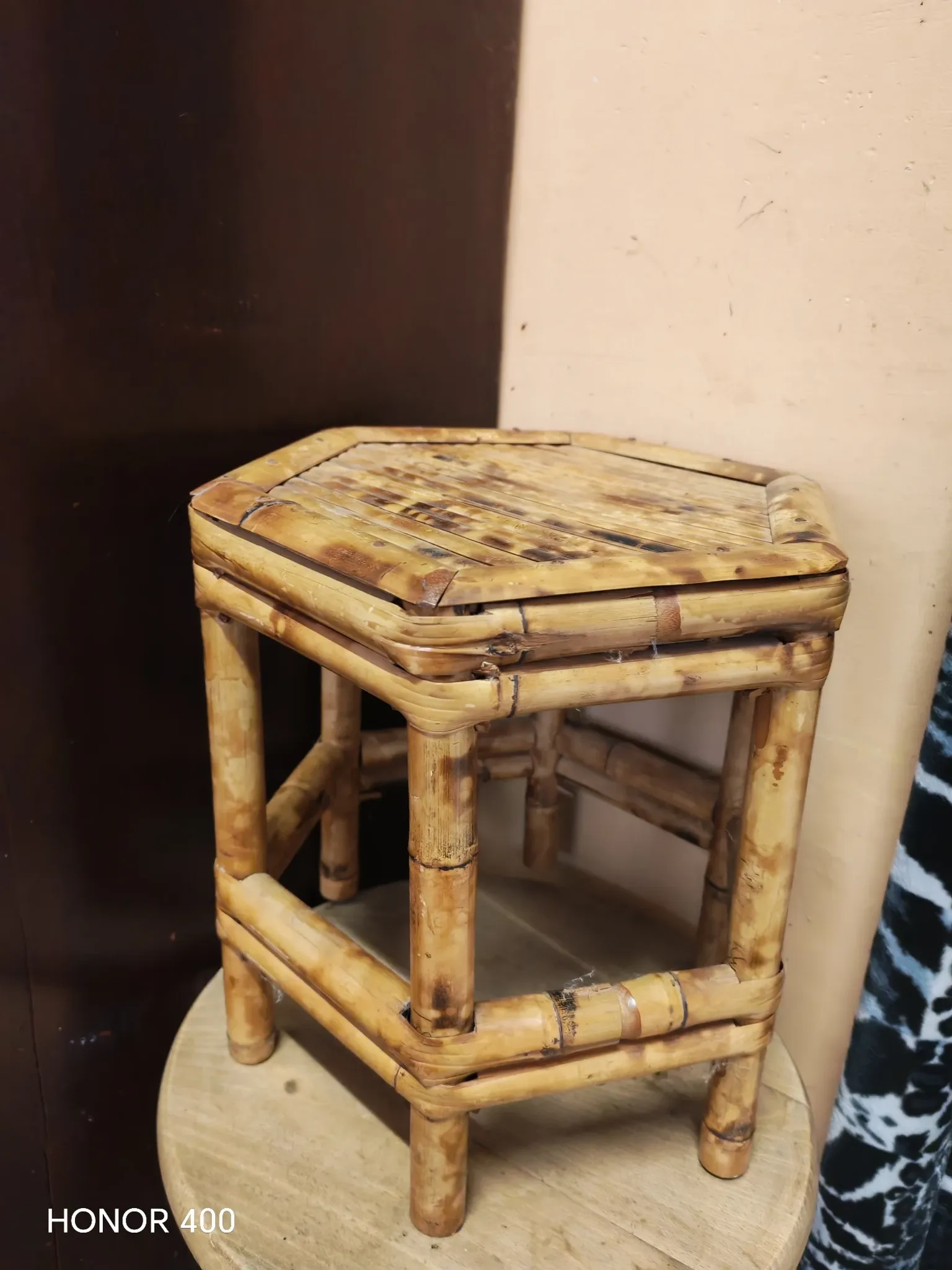 Tabouret, table d'appoint en bambou brûlé vintage