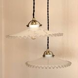 Paire de suspensions bistrot opaline dentelée