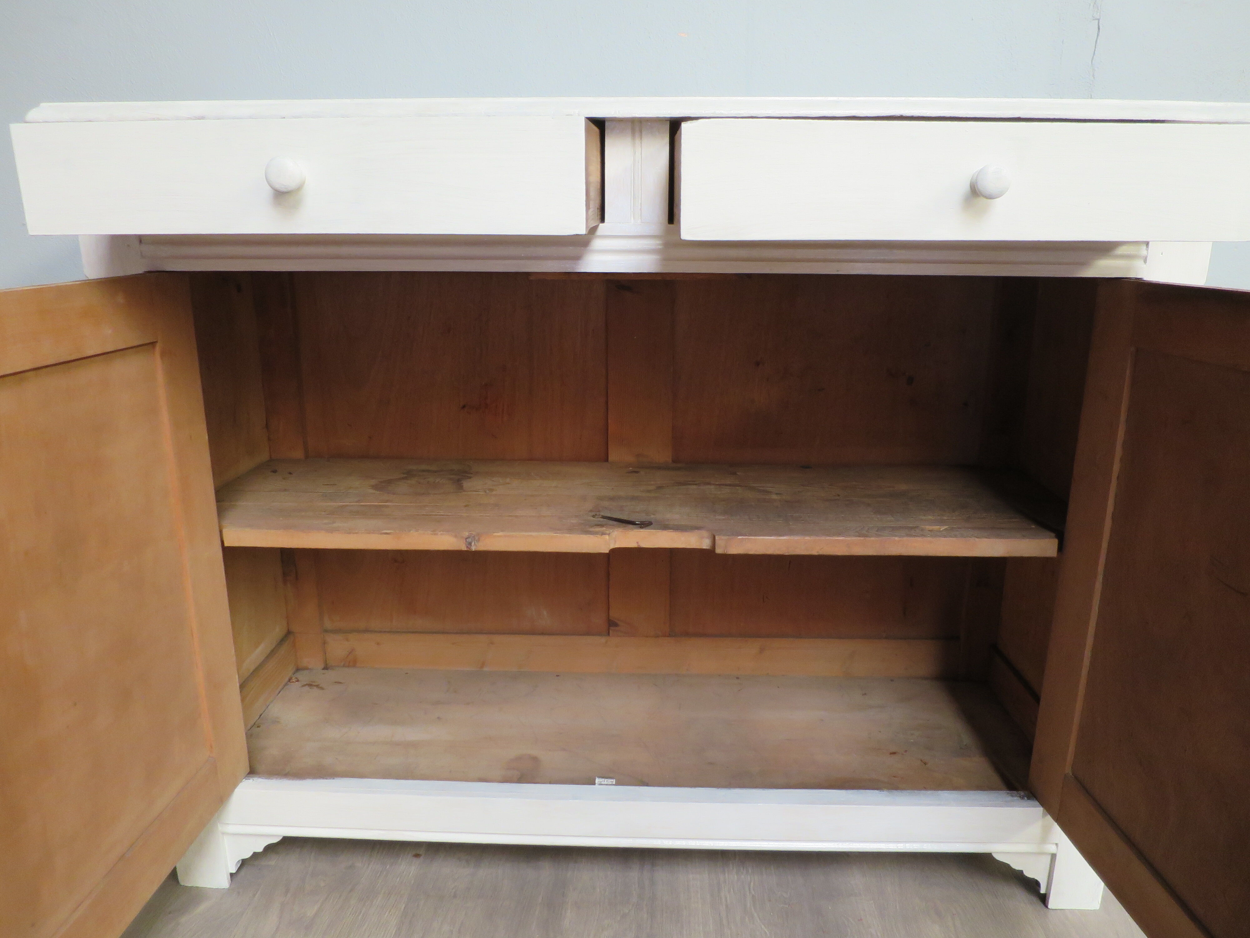 Off-white sideboard with 2 doors and 2 drawers