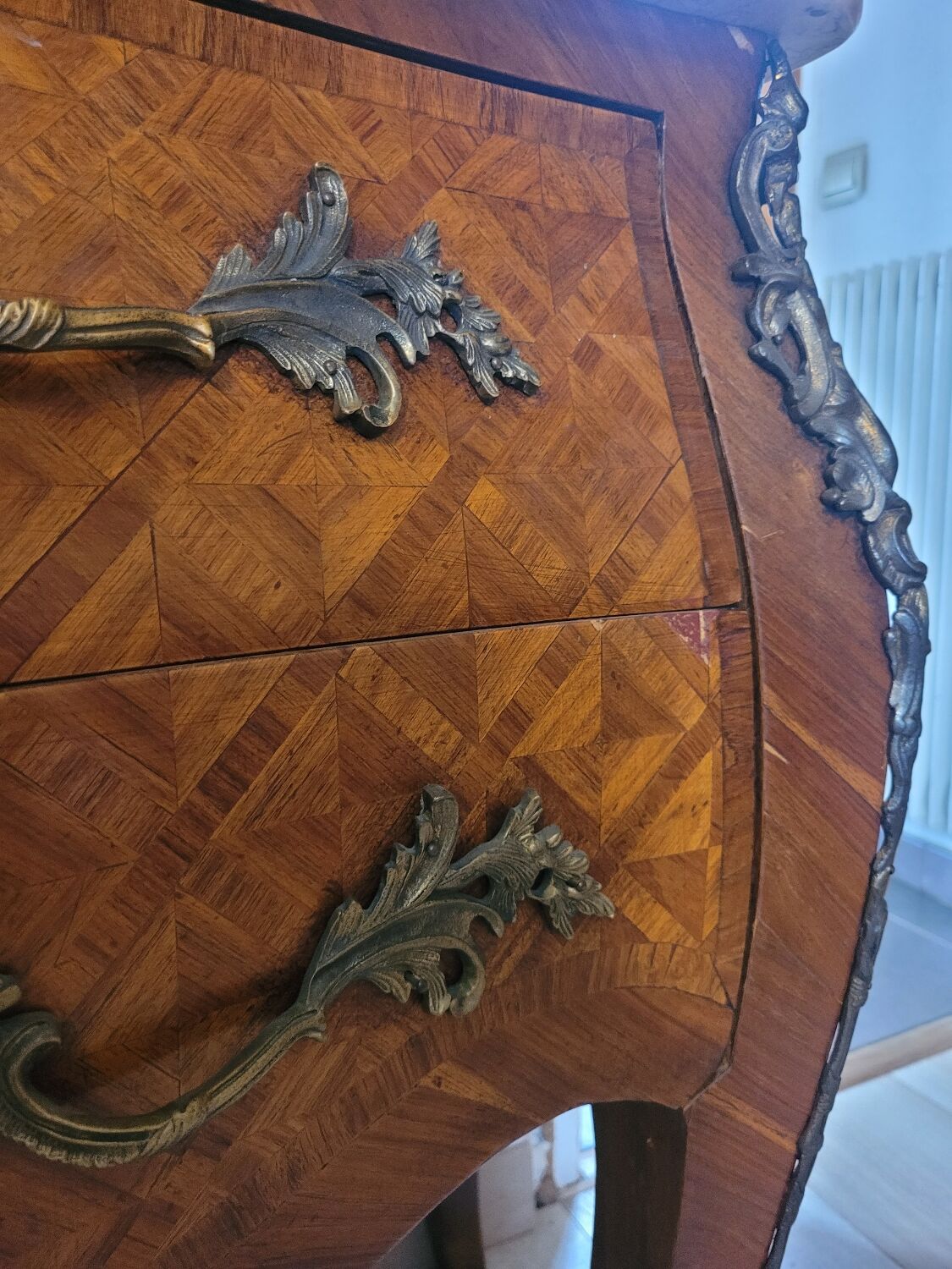 Curved chest of drawers in Louis XV style marquetry
