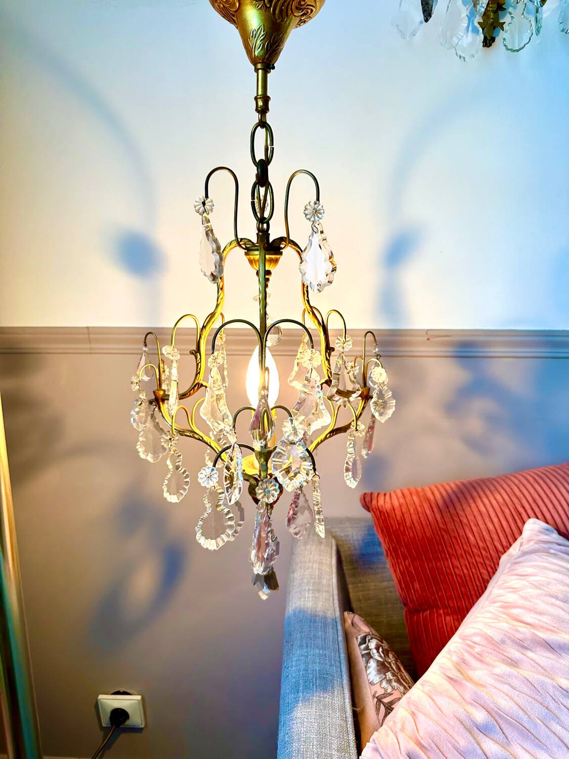 Pendant chandelier with crystal tassels