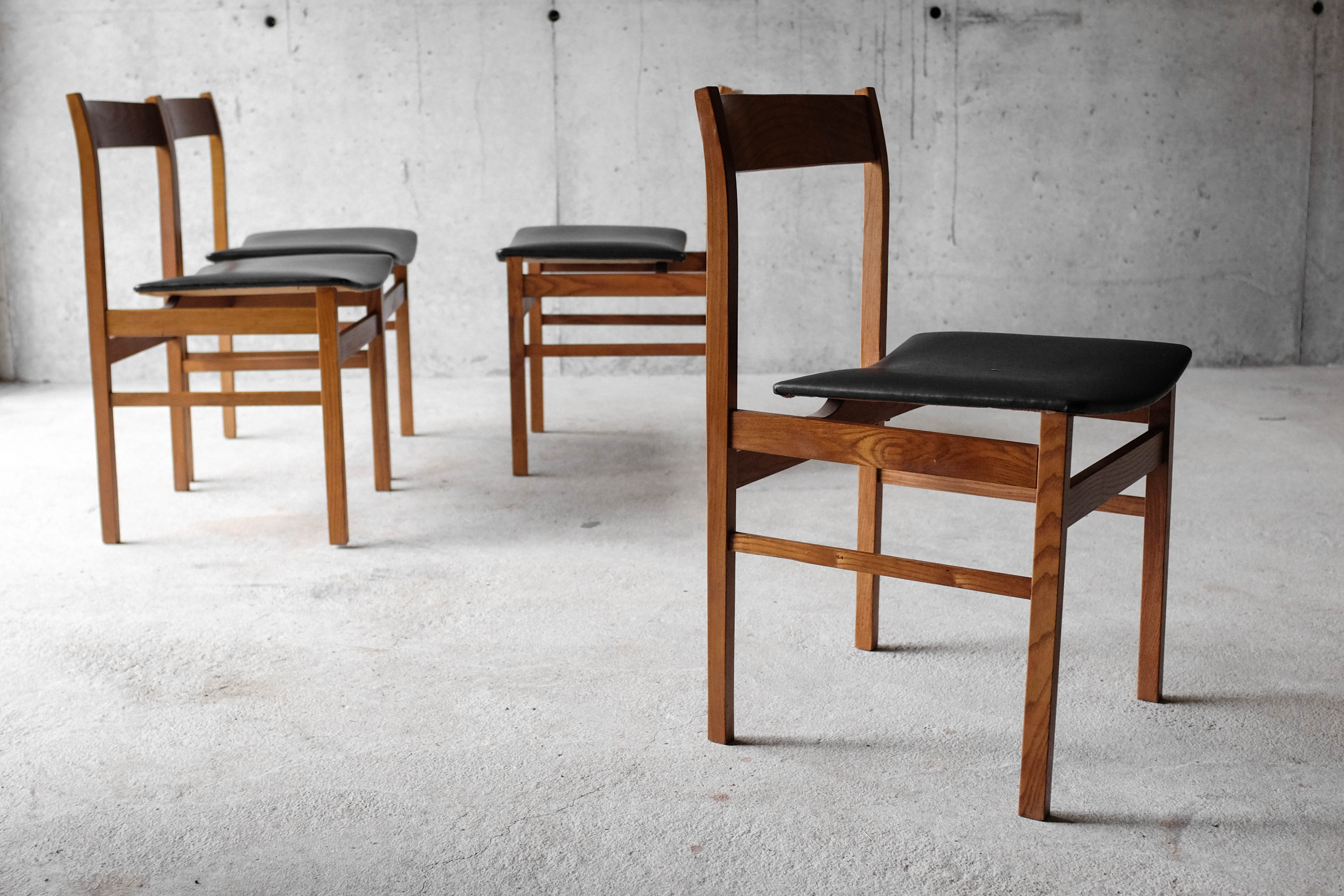 Table and 4 chairs 60