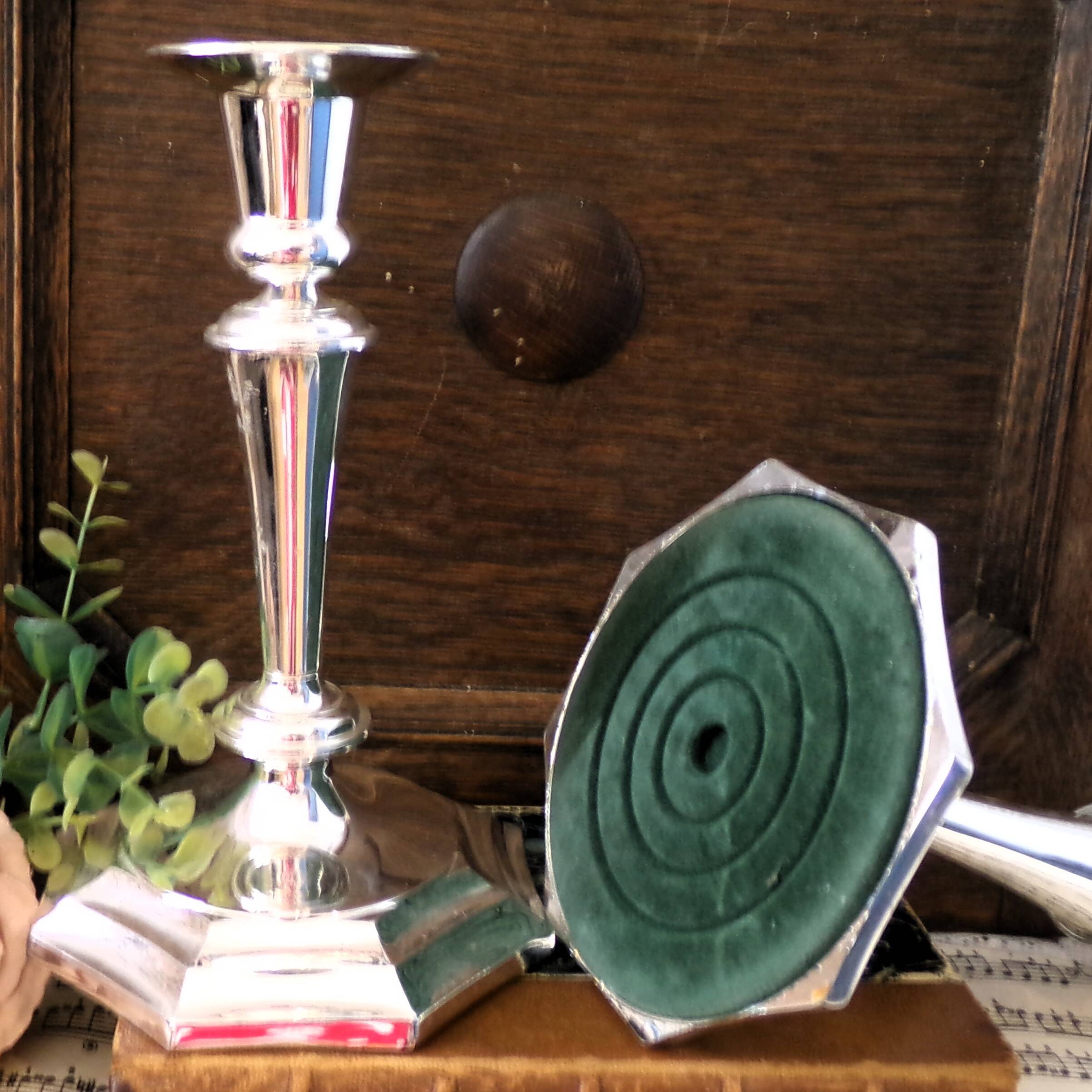 Paire de bougeoirs en métal argenté