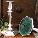 Paire de bougeoirs en métal argenté