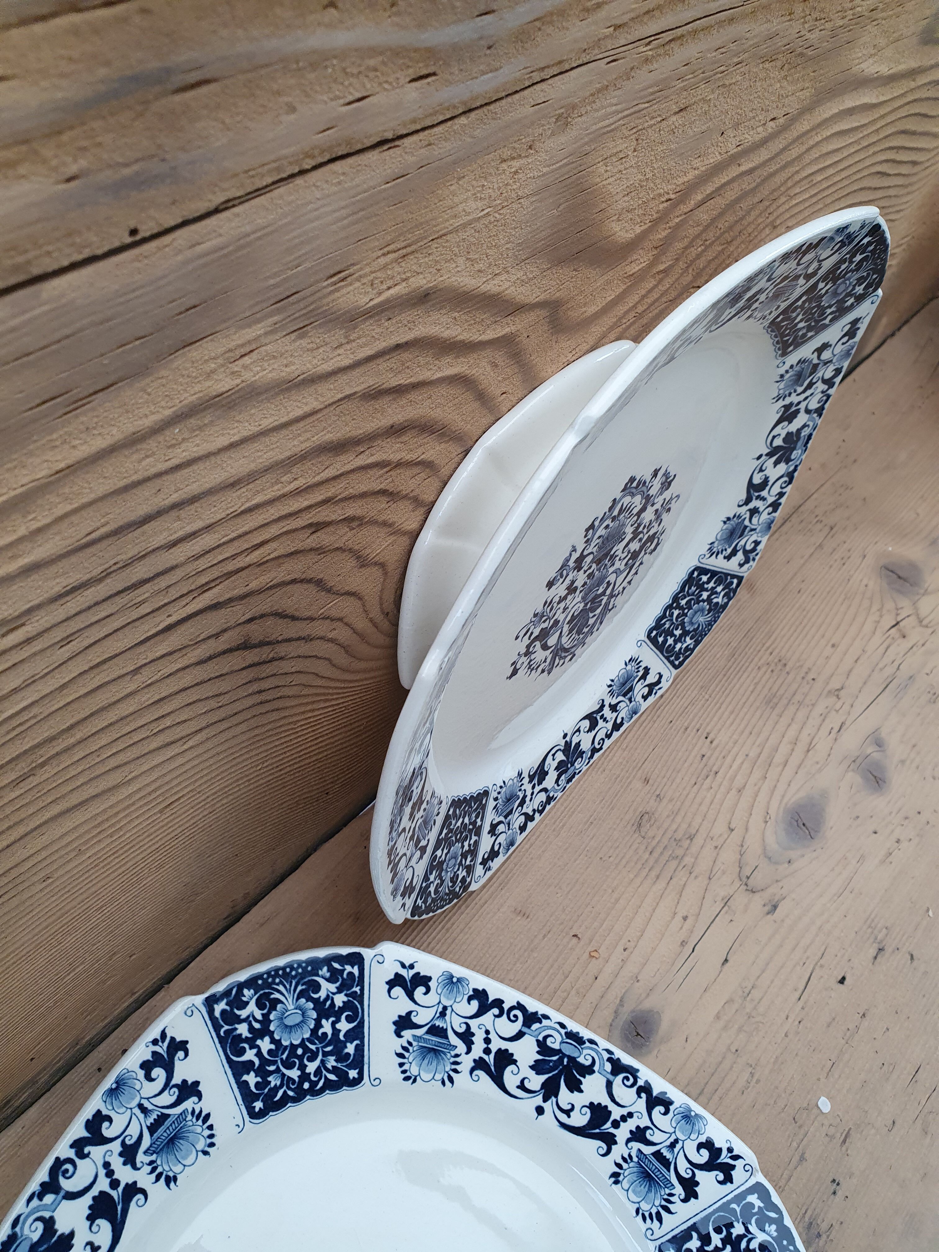 Pair of plates on presentation legs, terre de Fer Gien