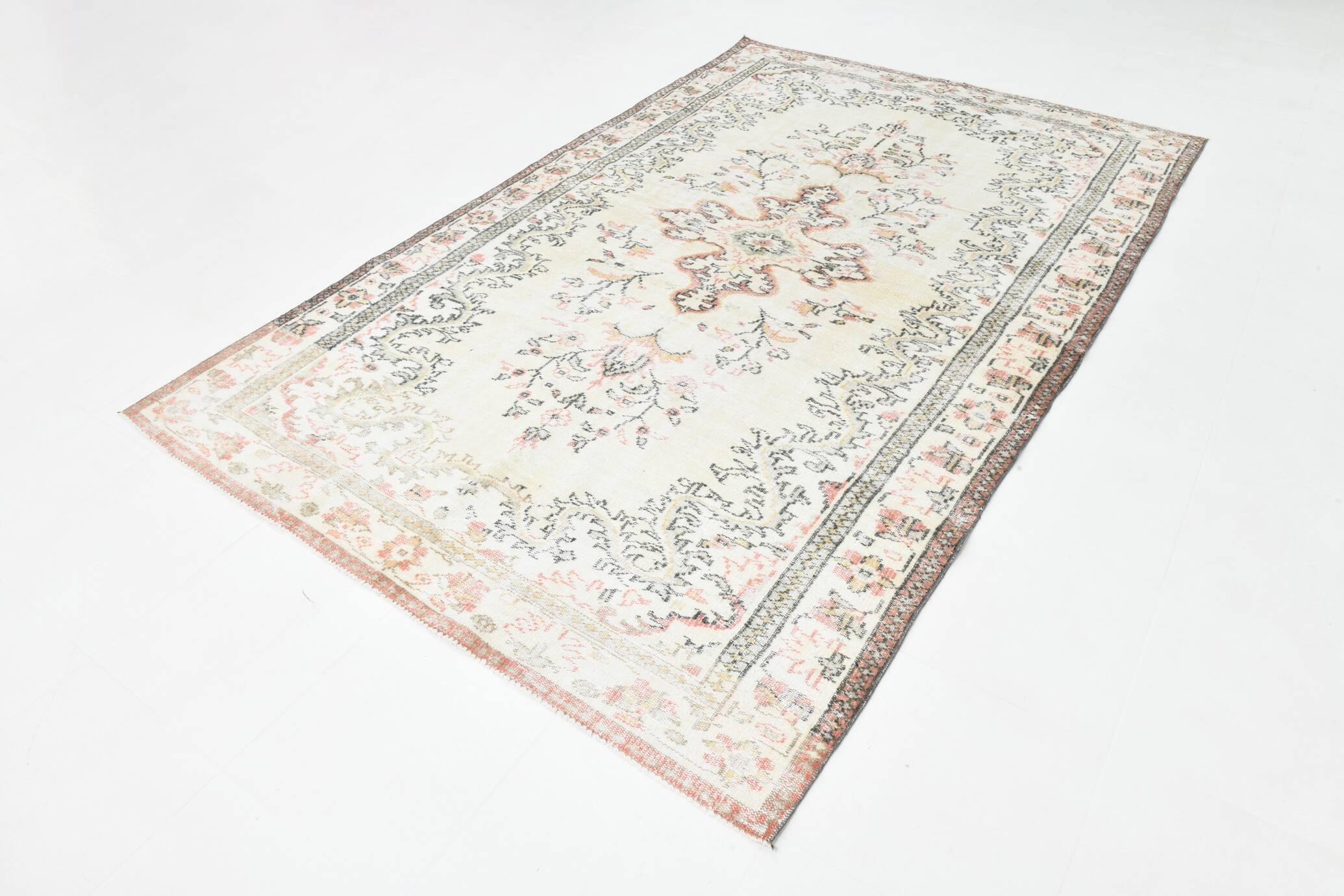 6x9 Persian Classic Cream & Black Vintage Rug, 183x287Cm