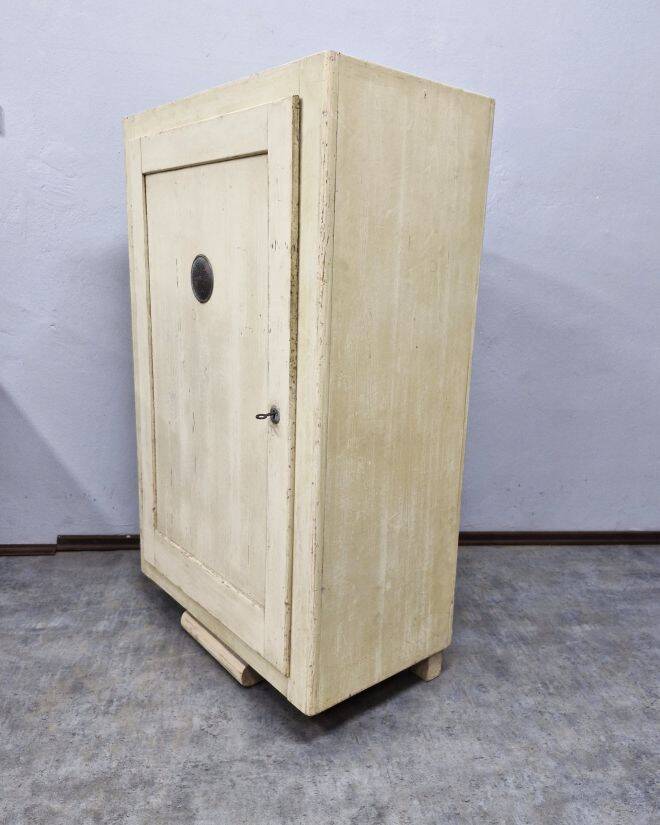 Bread cabinet with glass spice containers