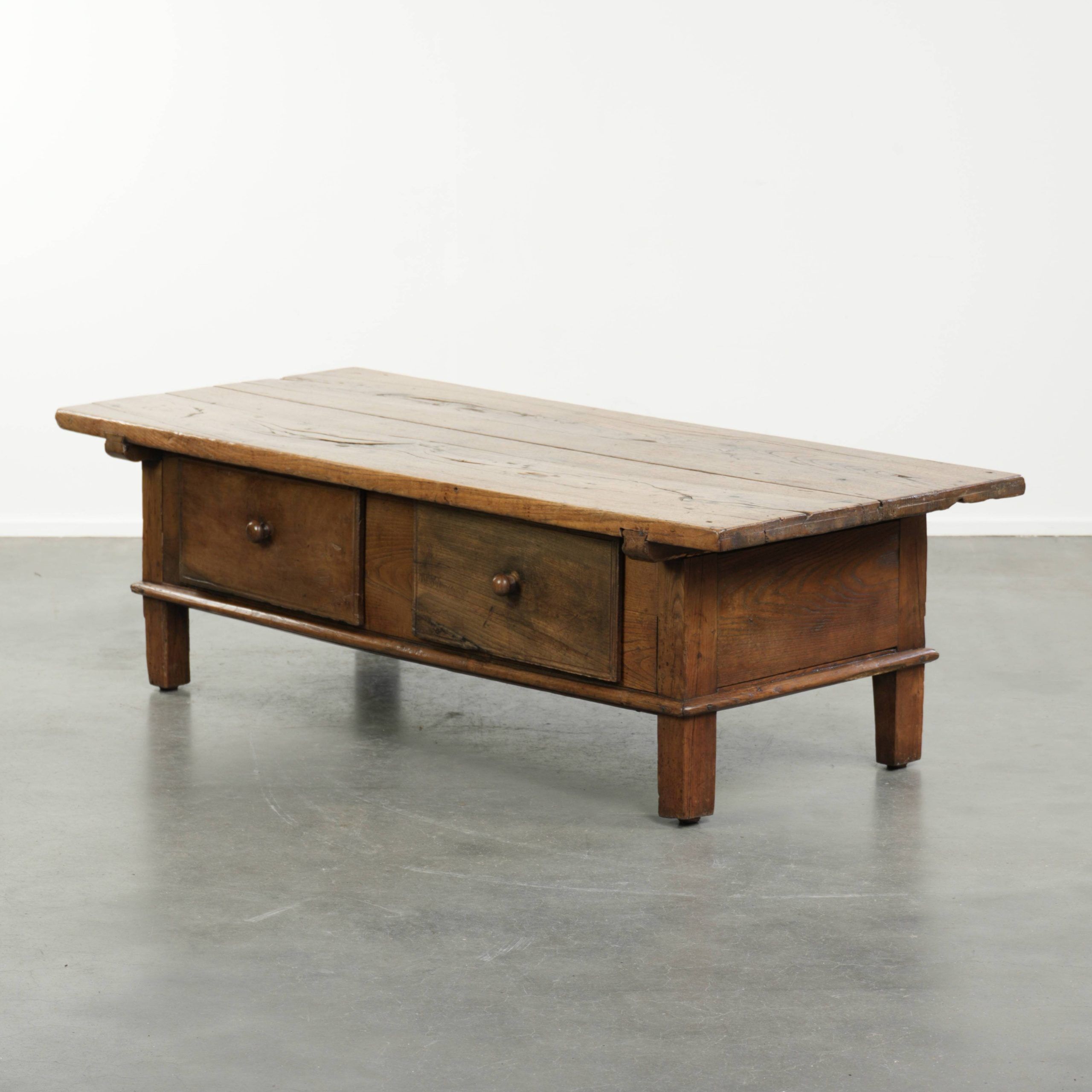Antique 18th-century Southern European coffee table made of chestnut wood