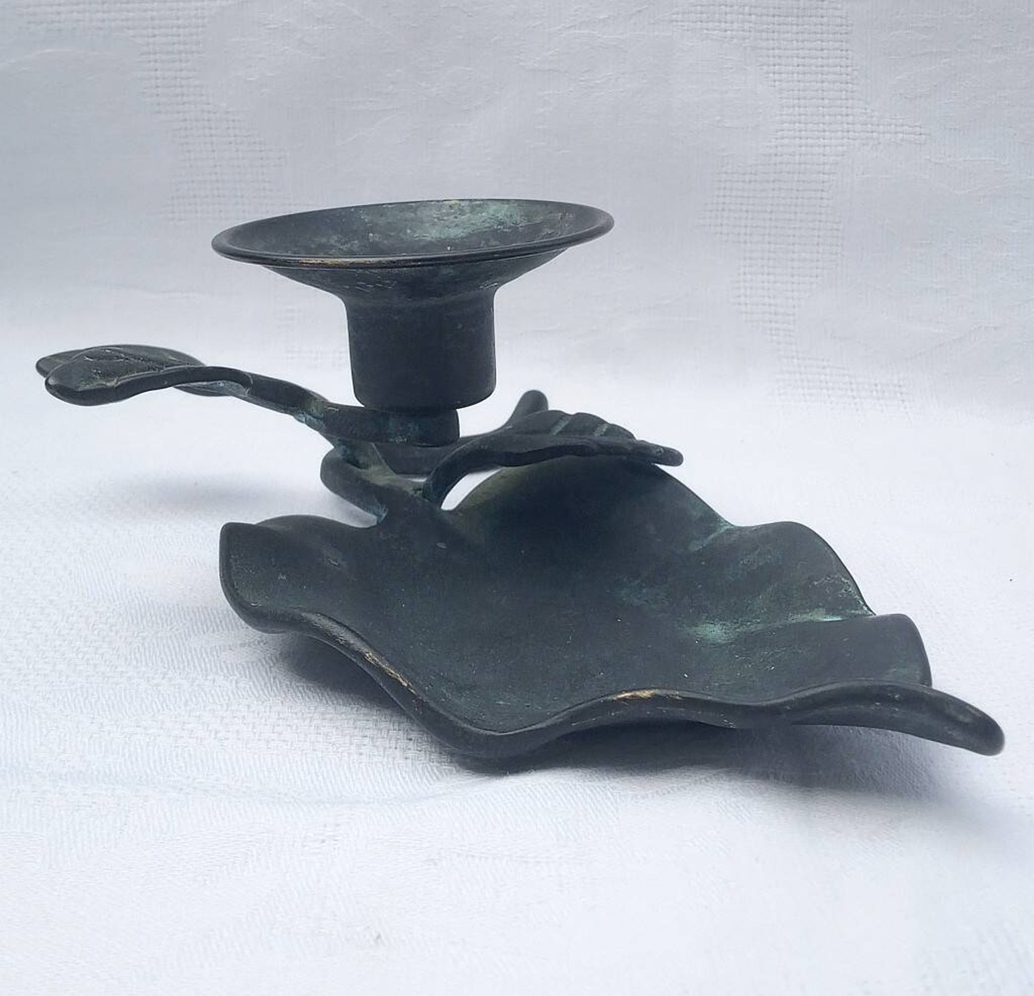 Bougeoir en bronze patiné en forme de fleur