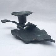 Bougeoir en bronze patiné en forme de fleur