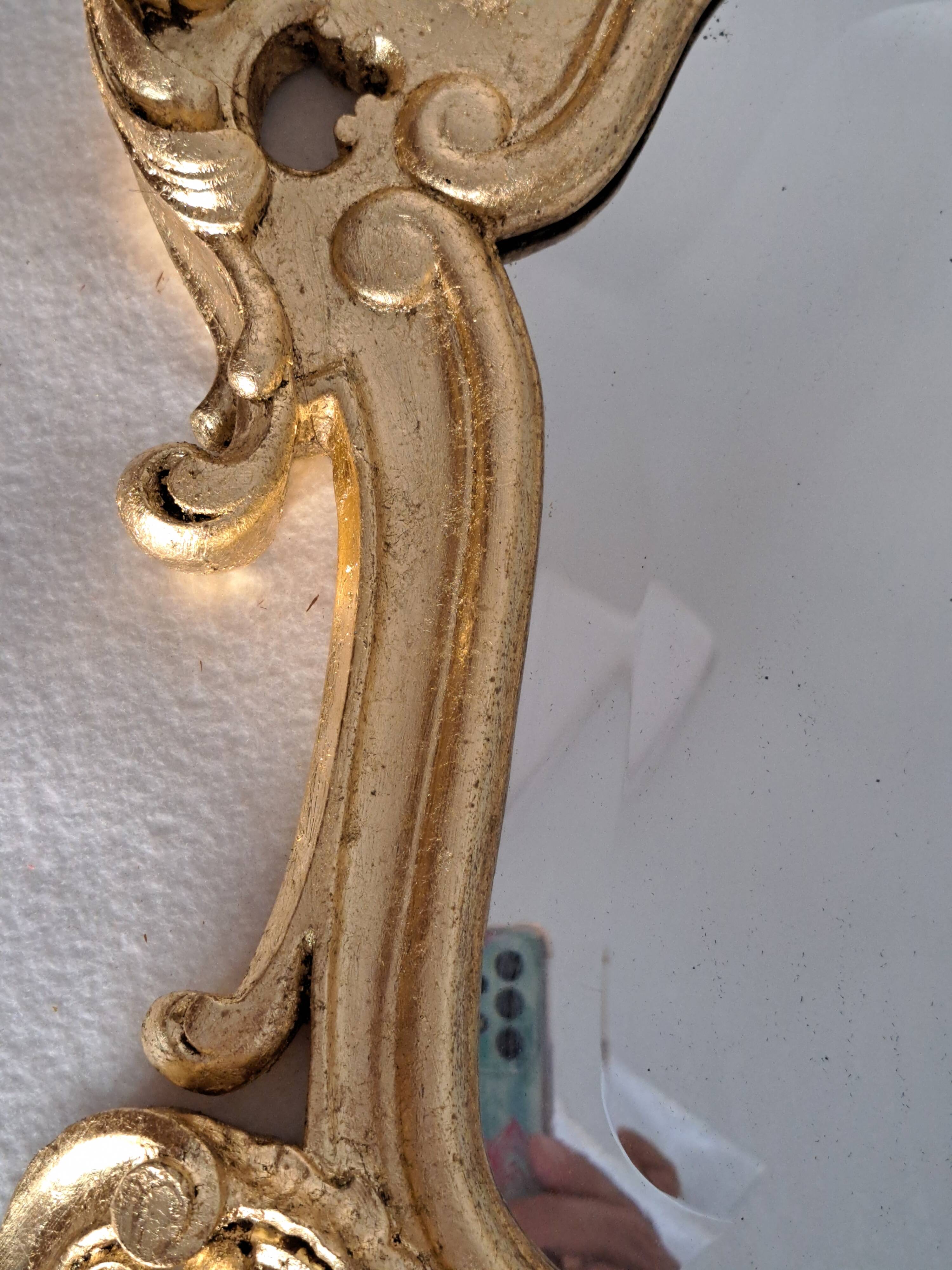 Miroir en bois et doré à la feuille doré