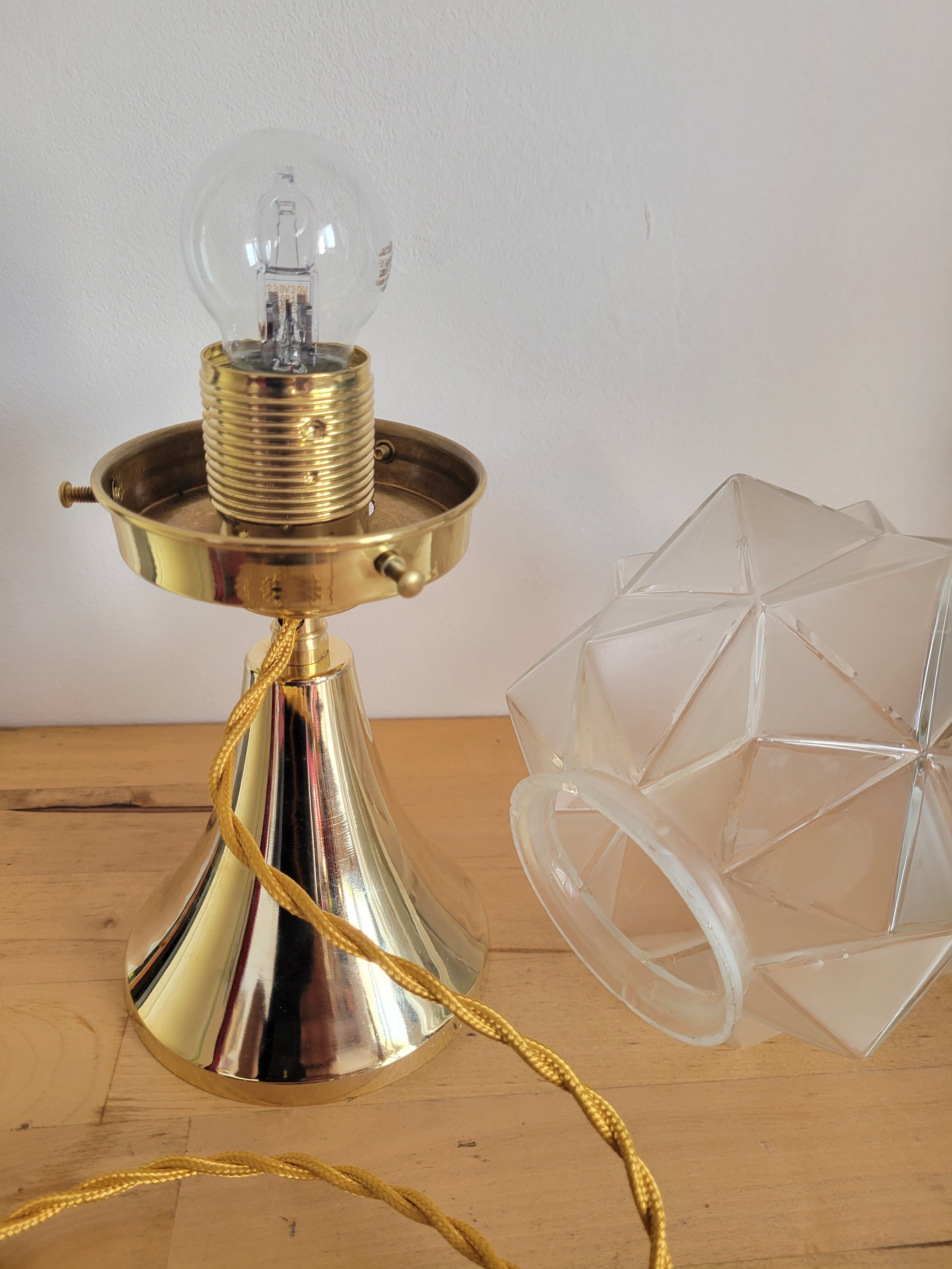 Lampe en laiton avec globe à facettes