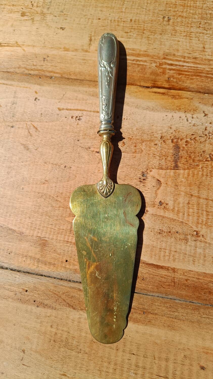 Old cake or pie server