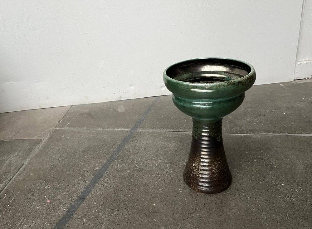 Brutalist studio pottery vase in East German style from the mid-century by Kerstin & Ralf Unterstab for Kunsttöpferei Unterstab KTU, 1960s.