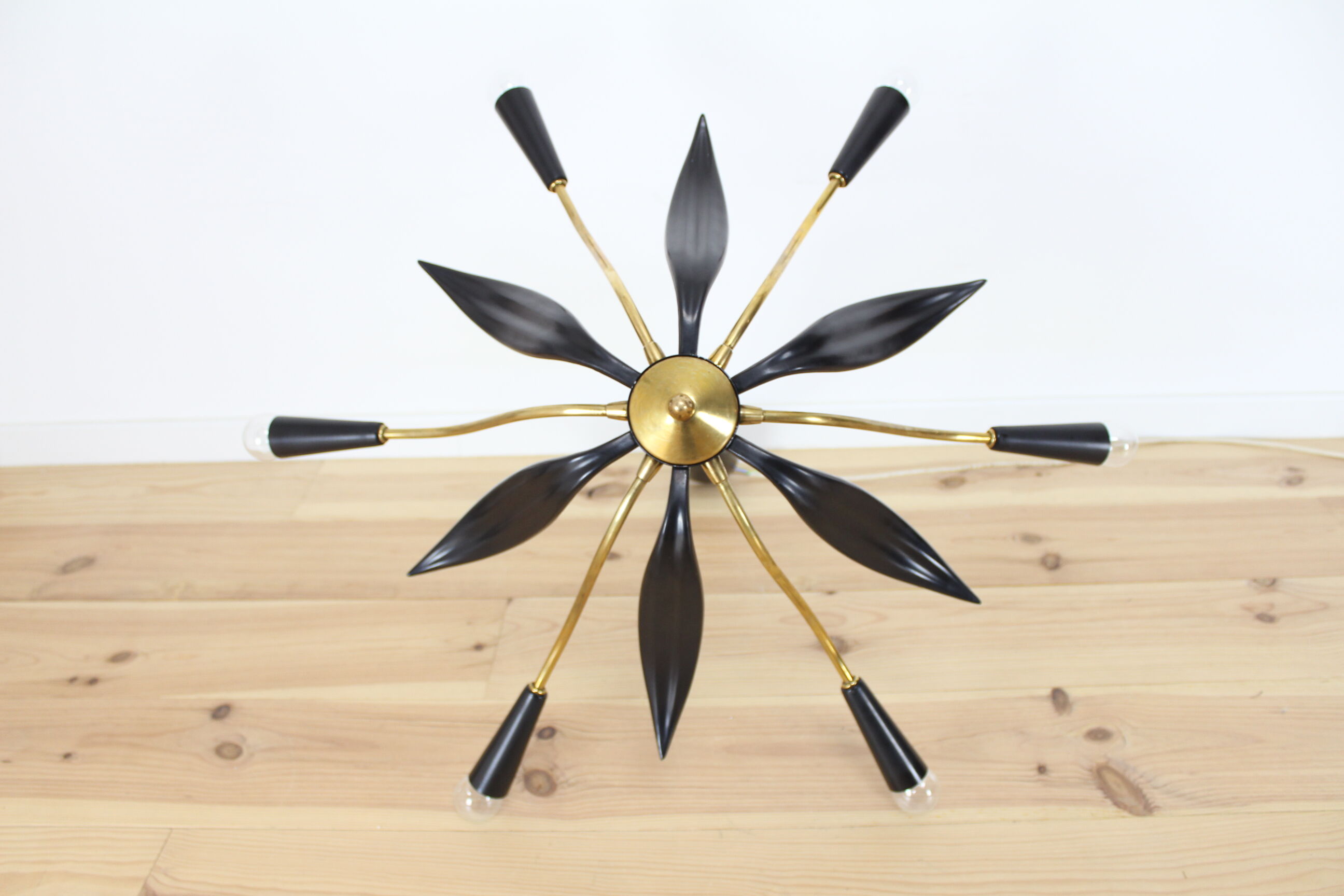 Plafonnier flower petals in Bakelite and aluminum cast, Italian sputnik