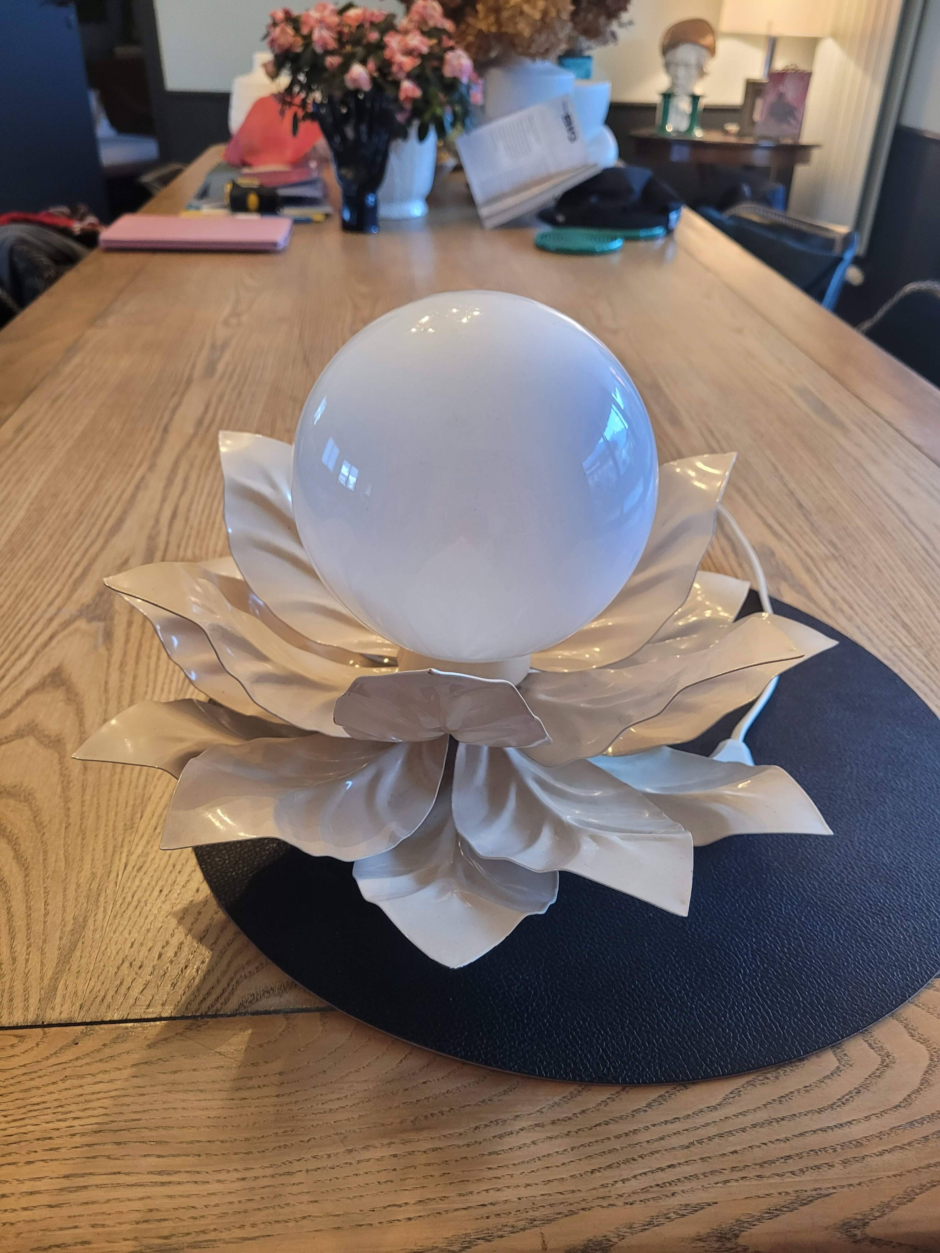 Flower table lamp - Opaline globe