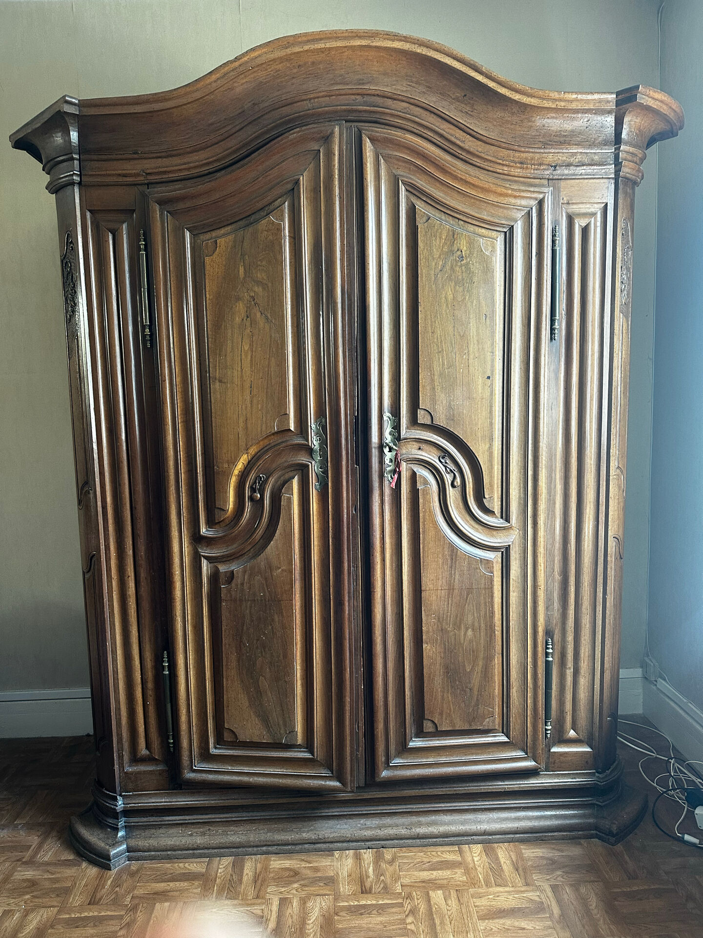 Large Alsatian Louis XV wardrobe in solid walnut – 18th century