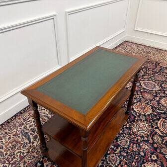 Table d'appoint anglaise classique avec dessus en cuir vert