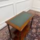 Table d'appoint anglaise classique avec dessus en cuir vert