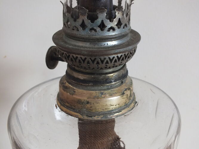Ancienne lampe à pétrole à colonne torsadée en laiton